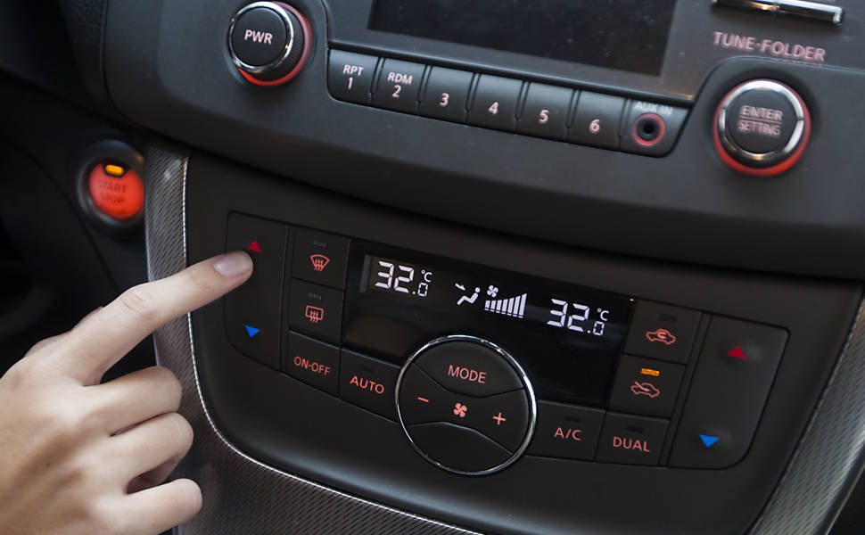 Ligue o ar quente do carro e deixe o sistema funcionar na velocidade máxima por um minuto. A intenção é que os dutos de ar fiquem completamente secos