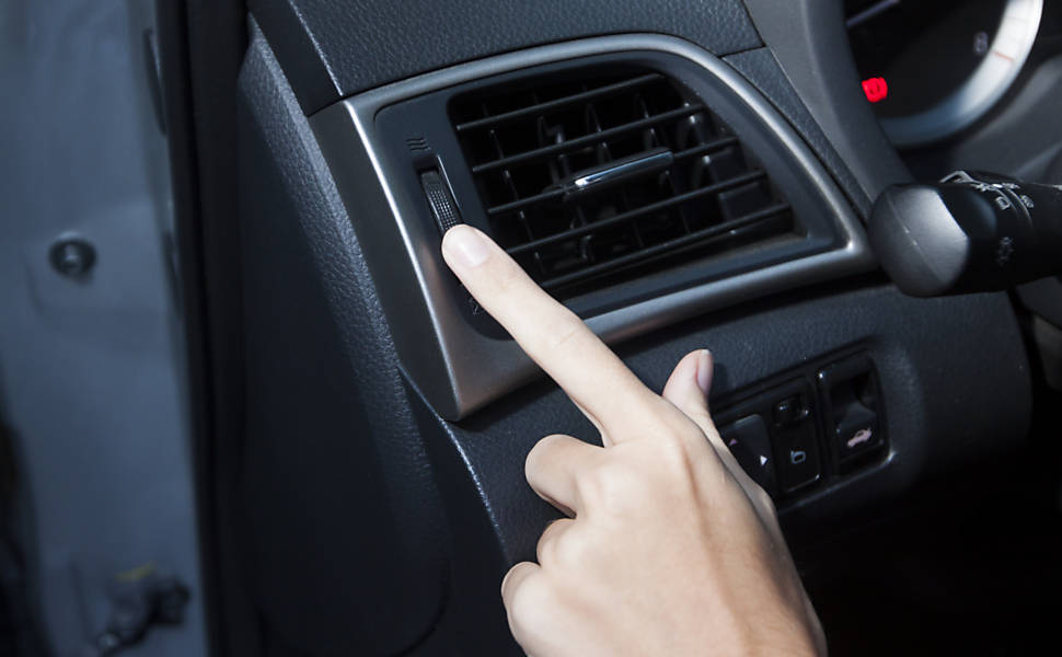 Abra as saídas de ar do painel, para que o produto de limpeza possa circular por dutos e habitáculo