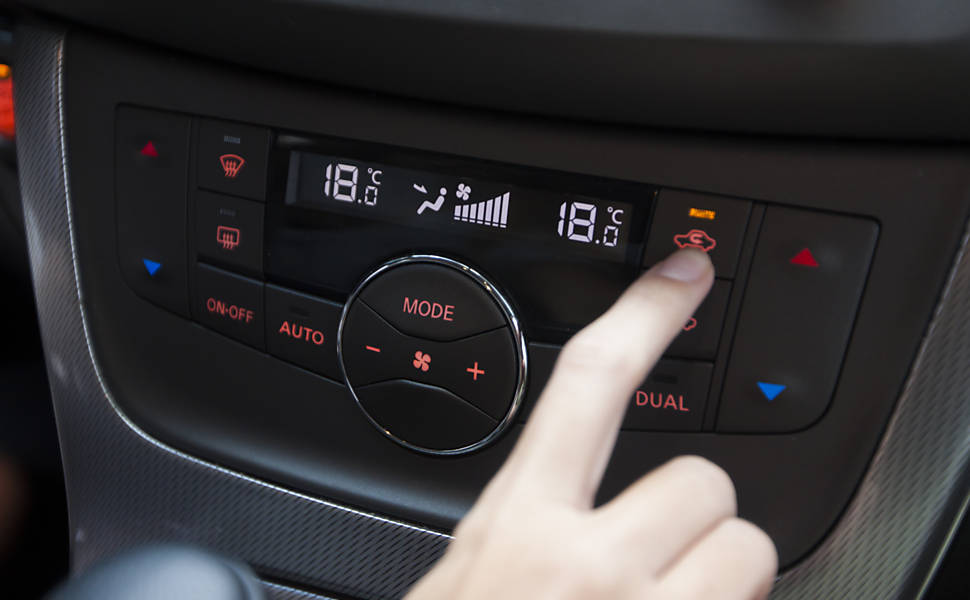 Acione o botão ou alavanca do sistema de recirculação de ar na cabine