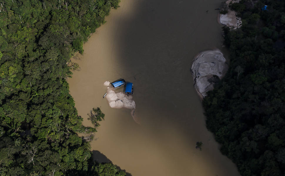 Dragas garimpam o rio próximo à terra indígena dos Munduruku.