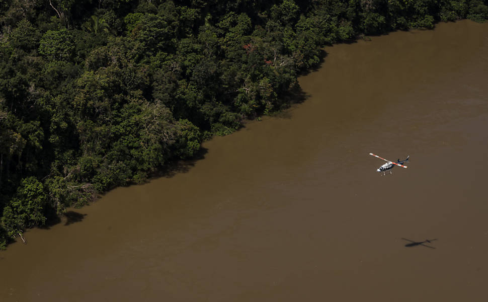 Helicóptero do IBAMA sobrevoa o rio Jamanxim.