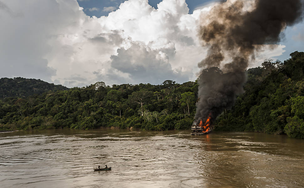 Agentes do GEF destroem balsa de garimpo às margens do rio Jamanxim.