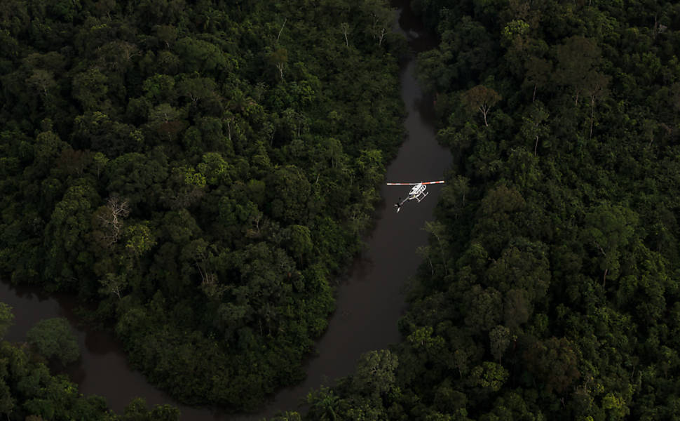 Helicóptero do IBAMA sobrevoa floresta amazônica