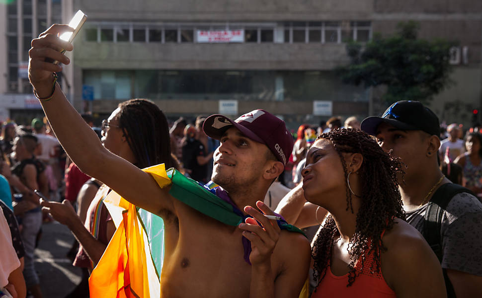 Público durante a 21ª  edição da Parada LGBT de São Paulo, na avenida Paulista