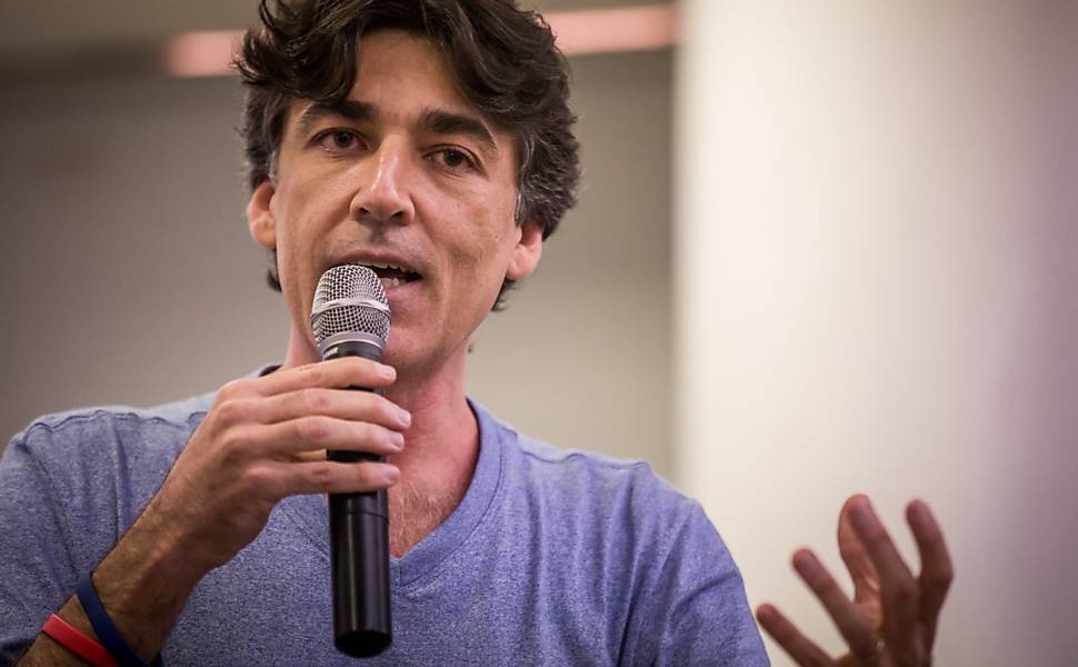 Cláudio Spínola, finalista do Prêmio Empreendedor Social de 2016 e fundador da Morada da Floresta, apresentou como levou a compostagem a mais de 10 mil domicílios, evitando que cerca de 20 toneladas de resíduos orgânicos que deixem de ser jogadas em aterros sanitários por dia, no "Diálogos Transformadores Nova Agricultura: Uma Produção Mais Sustentável de Alimentos e Fibras"