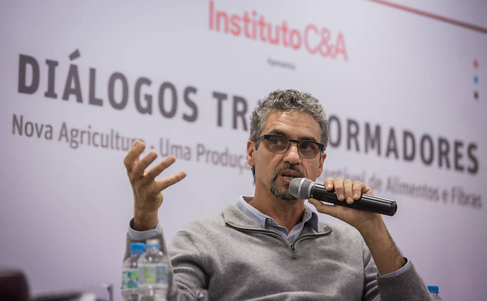 Silvio Moraes, engenheiro agrônomo, pesquisador de algodão orgânico e embaixador da ONG Textile Exchange, que trabalha a transformação da indústria têxtil convencional em uma indústria de fibras orgânicas e redes de fornecimento responsáveis, na América Latina, foi o terceiro protagonista do "Diálogos Transformadores Nova Agricultura: Uma Produção Mais Sustentável de Alimentos e Fibras"