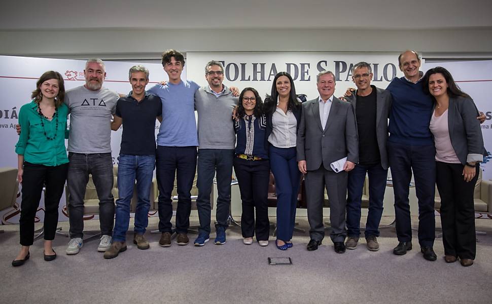 Da esq. p/ dir.: Stephanie Ambar, da Ashoka; Alex Atala, do Instituto Atá; Pedro Paulo Diniz, da Fazenda da Toca; Cláudio Spínola, da Morada da Floresta; Silvio Moraes, da Textile Exchange; Andrea Sousa Lima, da Esplar; Eliane Trindade, editora do Prêmio Empreendedor Social; Arlindo de Azevedo Moura, presidente da Abrapa; Laércio Meirelles, que trabalha com certificações de orgânicos; Rogério Dias, coordenador no Ministério da Agricultura, Pecuária e Abastecimento; e Giuliana Ortega, diretora executiva do Instituto C&A, no fim do "Diálogos Transformadores Nova Agricultura: Uma Produção Mais Sustentável de Alimentos e Fibras"