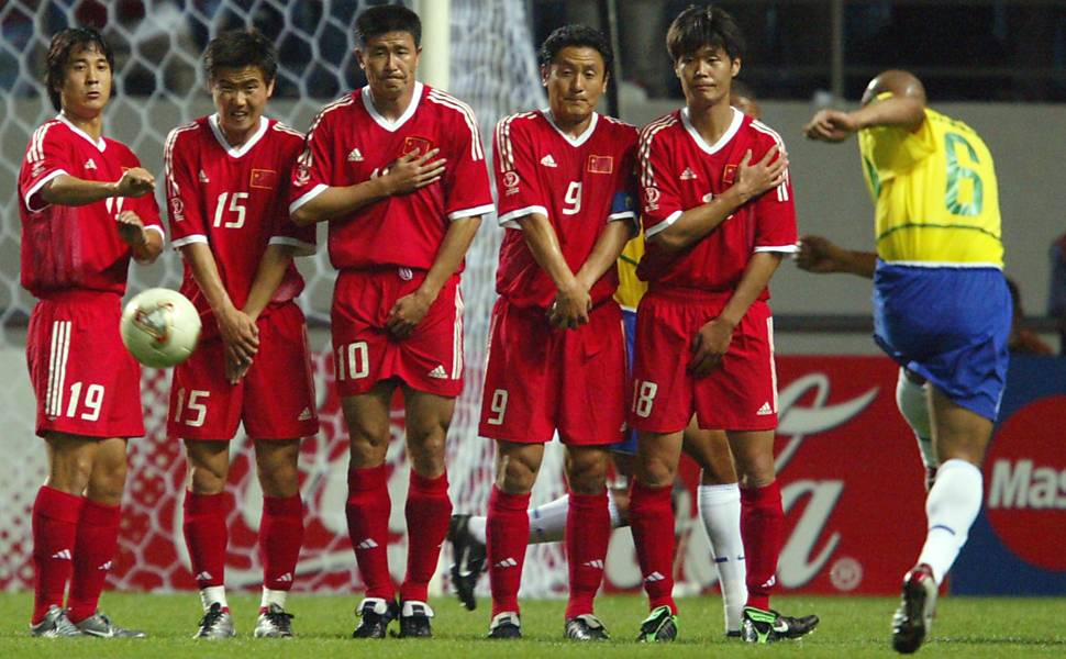Roberto Carlos cobra falta e marca o primeiro gol da seleção brasileira contra a China. Segundo jogo do Brasil no Mundial terminou com vitória por 4 a 0. Rivaldo, Ronaldinho Gaúcho e Rivaldo completaram a goleada