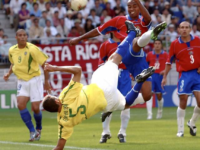 Edmilson acerta um voleio e marca o terceiro gol do Brasil sobre a Costa Rica
