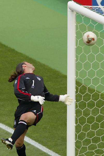 O goleiro da seleção inglesa, David Seaman, se contorce mas não evita o gol de Ronaldinho Gaúcho, de falta. Brasil havia saído atrás do placar com gol de Michael Owen após falha do zagueiro Lúcio. Ronaldinho, primeiro, colocou Rivaldo na cara do gol para que o camisa 10 empatasse o jogo e depois, de falta, virou a partida, colocando o Brasil na semifinal