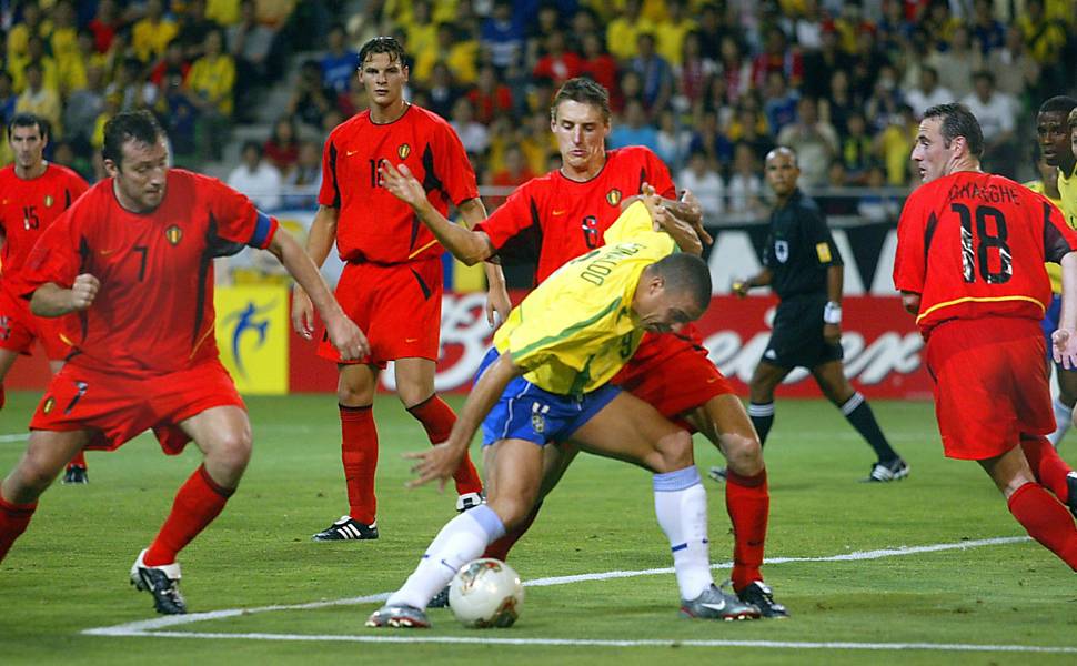 Ronaldo enfrenta a marcação dos belgas em partida pelas oitavas de final da Copa-2002