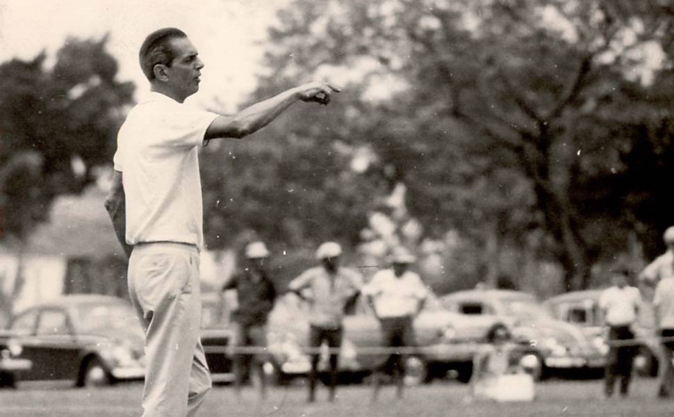 João Saldanha comanda treino da seleção brasileira em 1970; ele faria cem anos nesta segunda-feira (3)