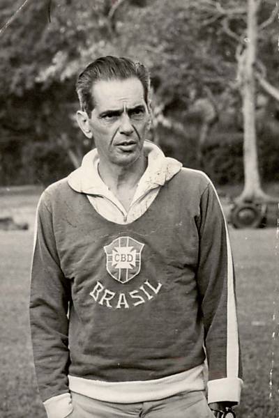 João Saldanha durante treino da seleção brasileira em 1969; ele, que além de técnico era militante comunista, jornalista e escritor, faria cem anos nesta segunda-feira (3)
