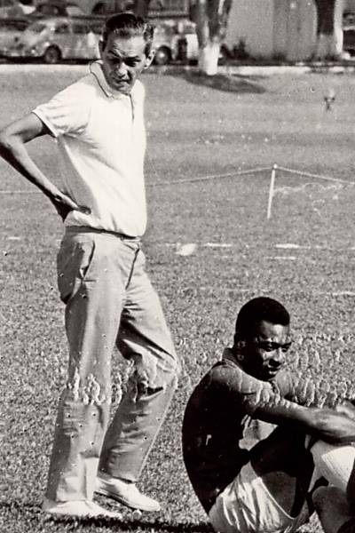 O técnico João Saldanha junto com Pelé, em treino da seleção brasileira em 1969; Saldanha, que também era militante comunista, jornalista e escritor, faria cem anos nesta segunda-feira (3)