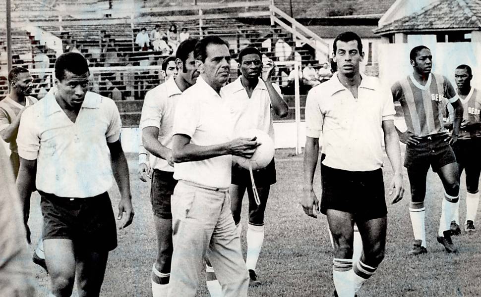 O técnico da seleção brasileira João Saldanha com Carlos Alberto Torres (à direita) em 1969; Saldanha, que também era militante comunista, jornalista e escritor, faria cem anos nesta segunda-feira (3)