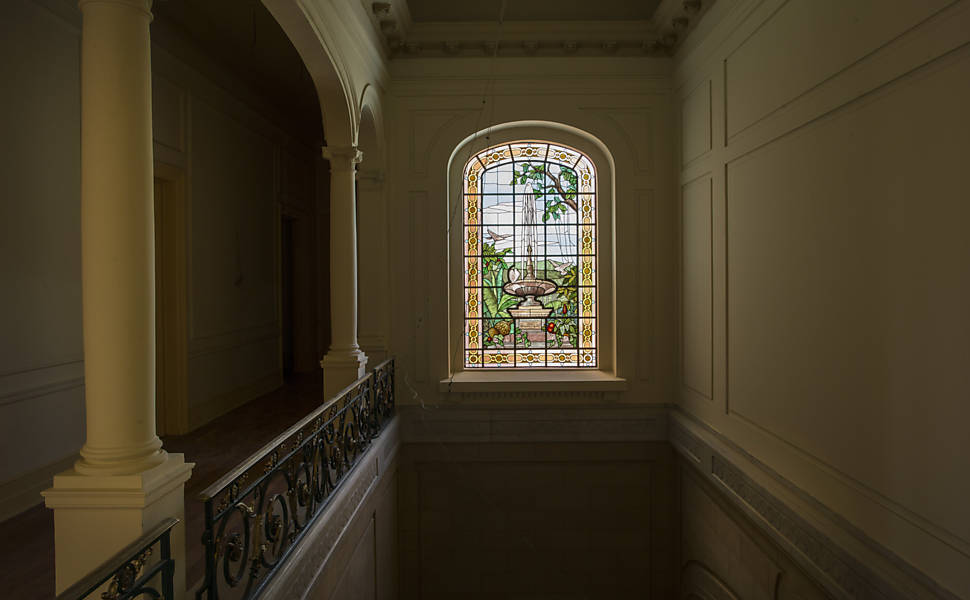 Vitral e escada do Palácio dos Campos Elísios, no centro de São Paulo; imóvel passou por dois restauros na última década