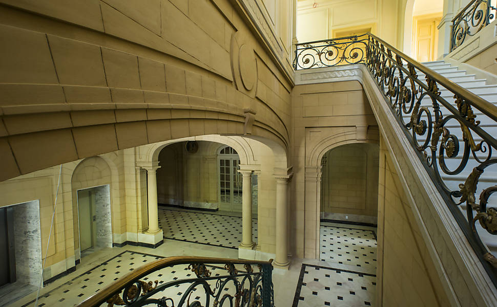 Escada interna do hall de entrada do Palácio dos Campos Elísios, no centro de São Paulo; imóvel passou por dois restauros na última década 