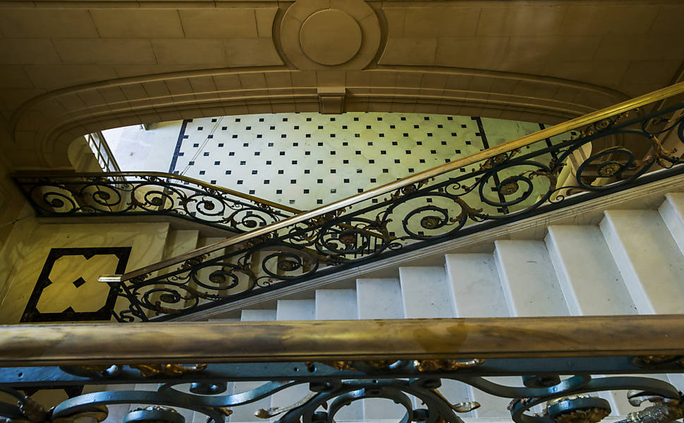 Escada interna do hall de entrada do Sala do Palácio dos Campos Elísios, no centro de São Paulo; imóvel passou por dois restauros na última década 