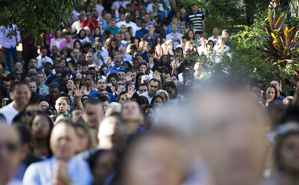 Cerca de 6.000 fiéis se reuniram para ouvir o bispo Edir Macedo na praça Jardim do Méier, no Rio de Janeiro