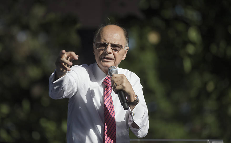 Bispo Edir Macedo na praça Jardim do Méier, no Rio de Janeiro, 40 anos após seu primeiro culto no local