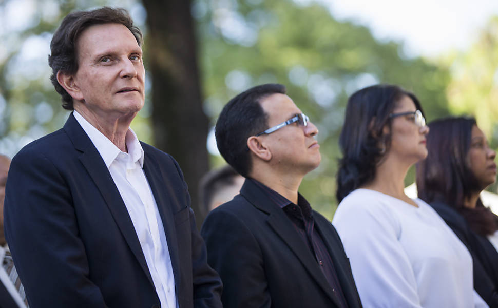 Marcelo Crivella participa de culto do Bispo Edir Macedo na praça Jardim do Méier, no Rio de Janeiro, 40 anos após seu primeiro culto no local