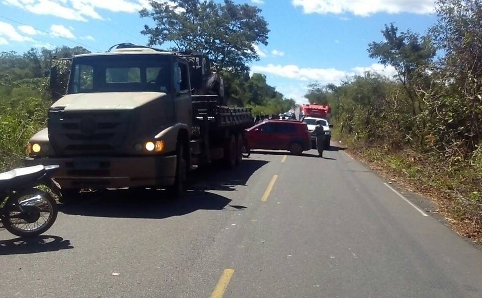 Caminhão do Exército capota no Piauí