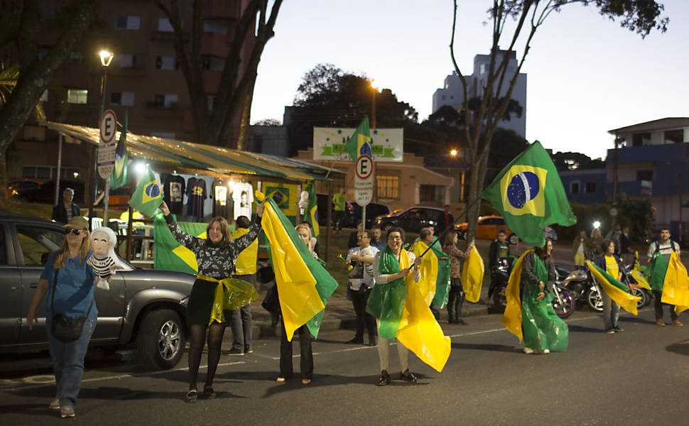 Manifestantes comemoram a condenação de Lula