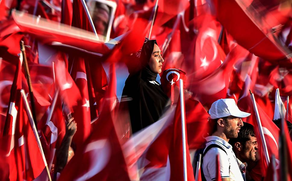 Partidários de Erdogan comemoram vitória contra tentativa de golpe