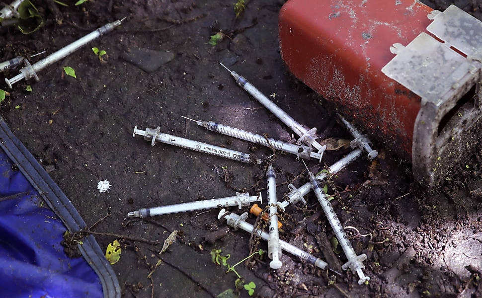 Epidemia de opiáceos cria problemas por descarte de seringas nos EUA