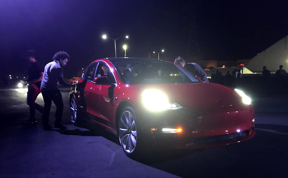 Primeiros Model 3, da Tesla, foram entregues a empregados da montadora