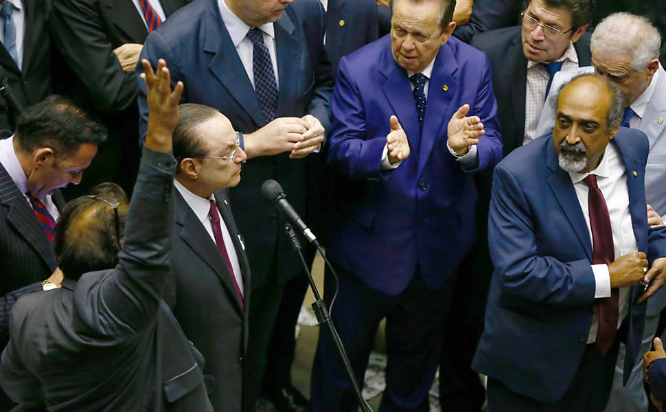 Governistas comemoram a voto favorável a Temer do dep. Paulo Maluf (PP-SP)