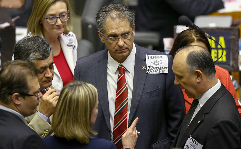 Deputados do PT usam adesivo com inscrição "Fora, Temer", em um desenho semelhante à tatuagem feita pelo deputado Wladimir Costa (SD-PA)