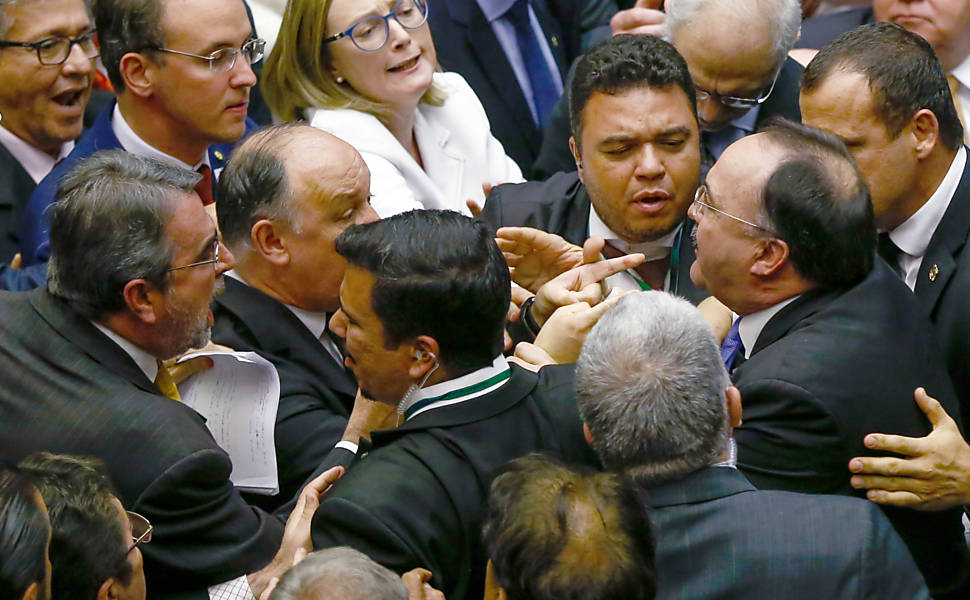 Deputados da oposição e da base do governo discutem e trocam empurrões no plenário novamente. Confusão começou entre os gaúchos Deputado Pepe Vargas (PT-RS) Bohn Gass (PT-RS) e Henrique Fontana (PT-RS) e o dep. Mauro Pereira (PMDB-RS)
