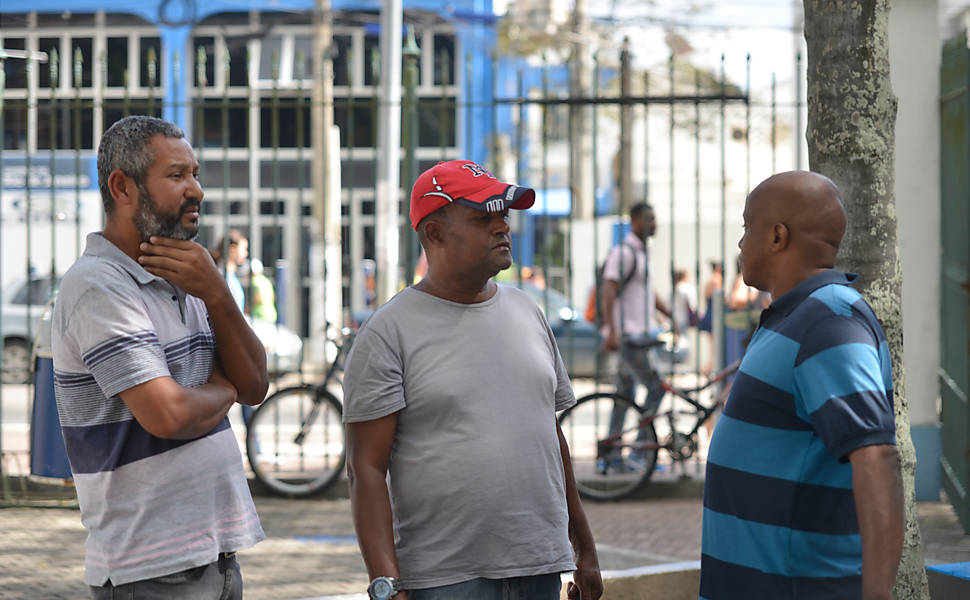 Desempregados conversam na praça apelidada de praça do desempregado, no centro da cidade