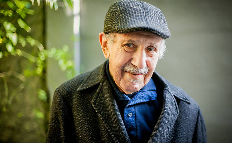O economista Paul Singer, 84, em sua casa no bairro de Higienópolis, em São Paulo