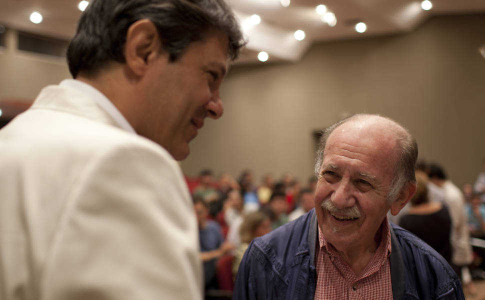 O professor Paul Singer conversa com o ex-prefeito de São Paulo Fernando Haddad durante seminário na USP em homenagem aos seus 80 anos
