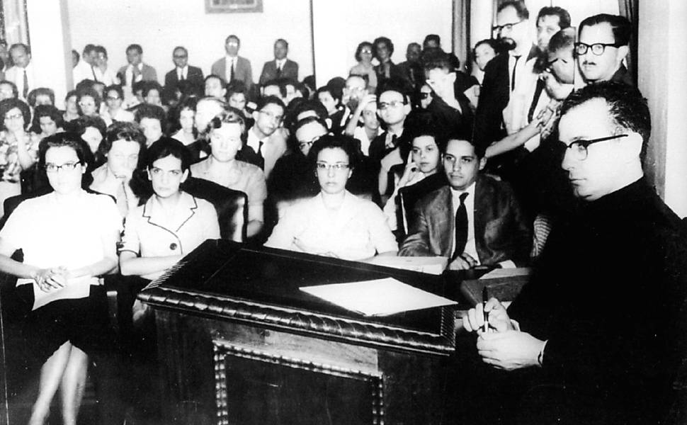 Doutoramento do sociólogo Octávio Ianni [1. plano]. Em pé, atrás de Ianni,  o economista Paul Singer, e sentados na primeira fila, os sociólogos Ruth [1. à esq.] e Fernando Henrique Cardoso [à dir.], em foto de 1995