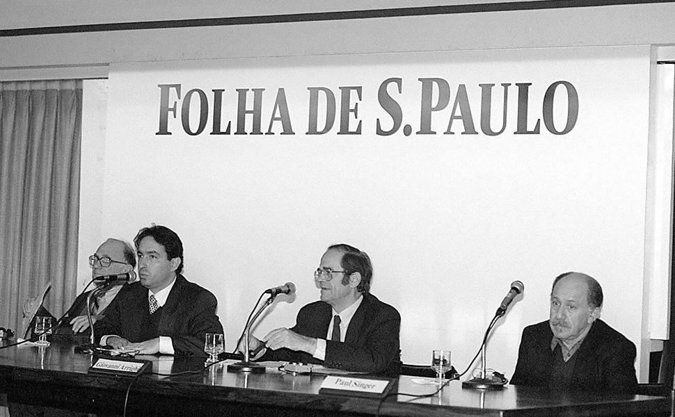 Economistas Norman Gall, Gilson Schwartz, Giovanni Arrighi e Paul Singer participam de debate sobre o livro "O Longo Século 20 - Dinheiro, Poder e as Origens do Nosso Tempo", de autoria de Arrighi, economista e sociólogo italiano, no auditório da Folha, em 1996