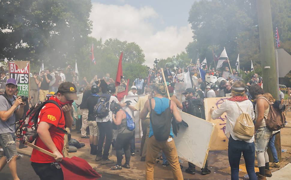 Luta nas ruas de Charlottesville, em 2017