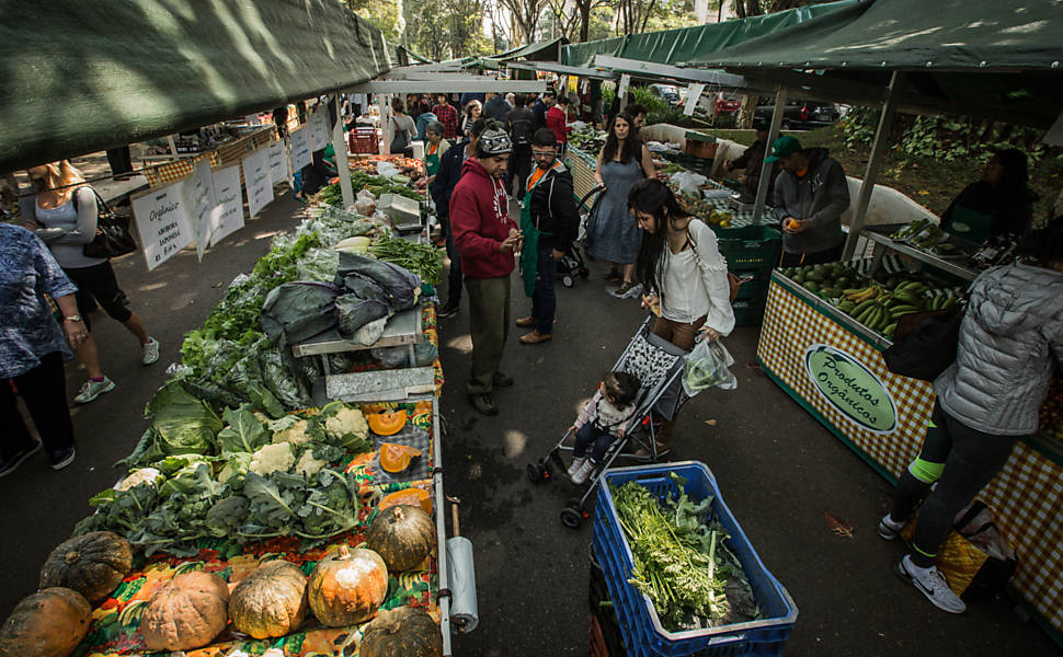 Feira de orgânicos montada todos os sábados na rua Curitiba, em frente à praça
