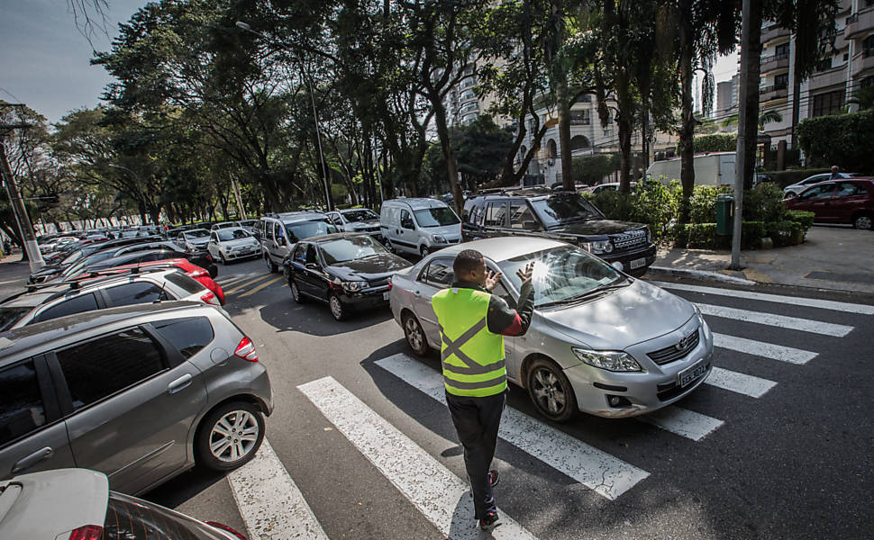 Trânsito fica complicado com feira montada todos os sábados na rua Curitiba