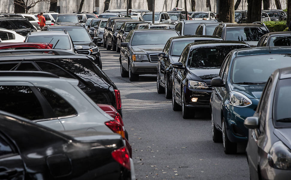 Trânsito fica complicado com feira montada todos os sábados na rua Curitiba