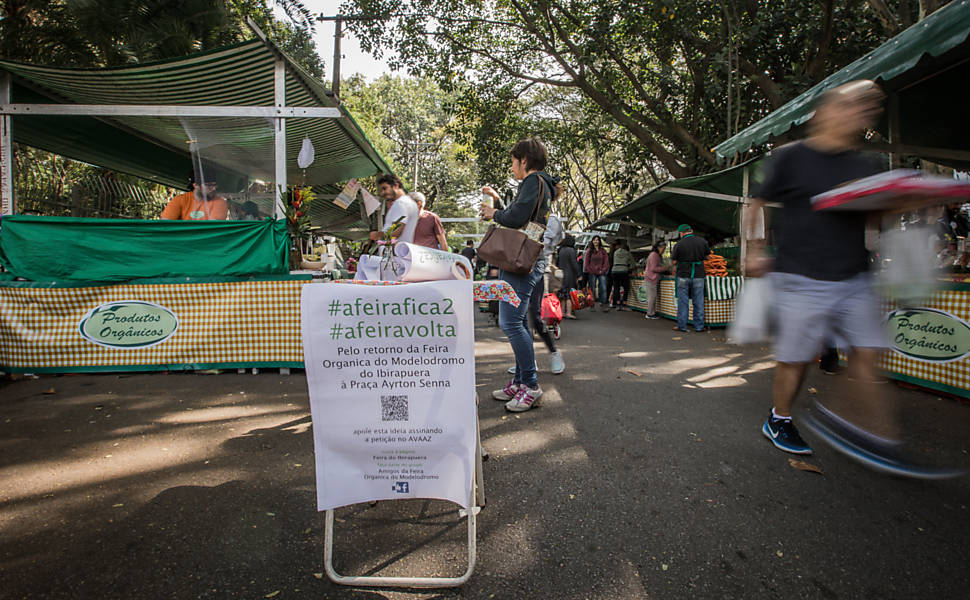Feira de orgânicos montada todos os sábados na rua Curitiba, em frente à praça