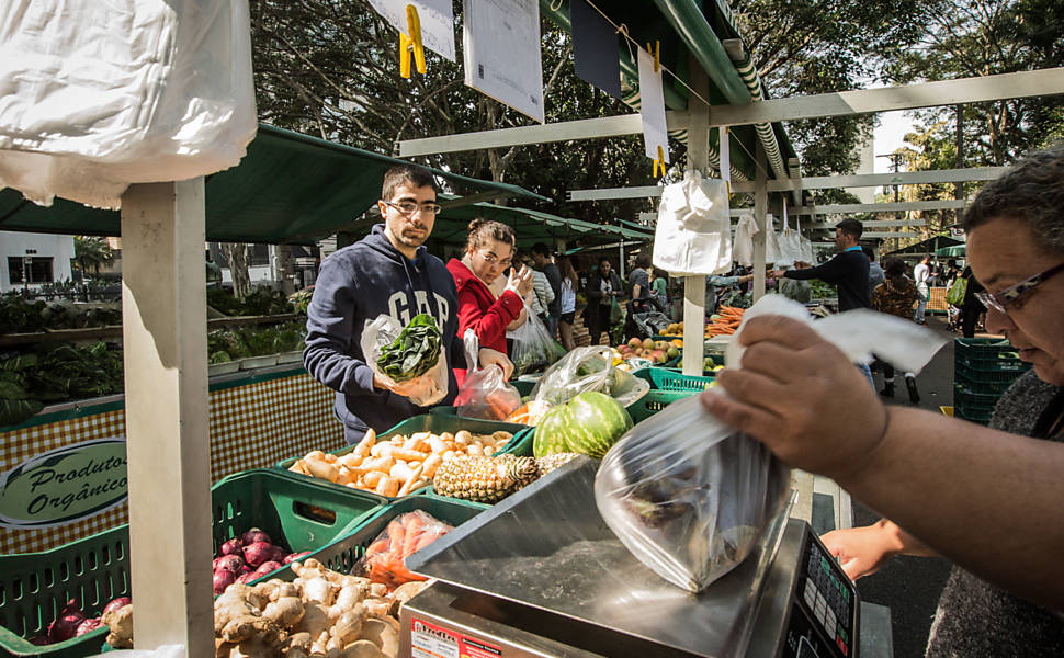 Feira de orgânicos montada todos os sábados na rua Curitiba, em frente à praça