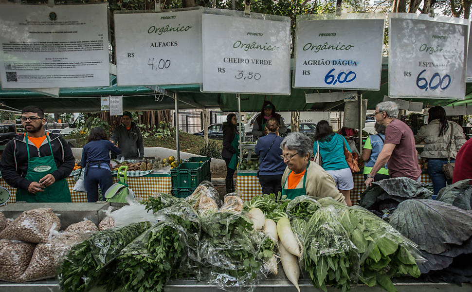 Feira de orgânicos montada todos os sábados na rua Curitiba, em frente à praça