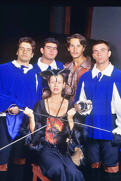 Teatro: elenco da peça "D'Artgnan e Os Três Mosqueteiros": da esq. p/ dir., Marcelo Faria, Rodrigo Santoro,Thierry Figueira e Pedro Vasconcelos; no centro, Luana Piovani.