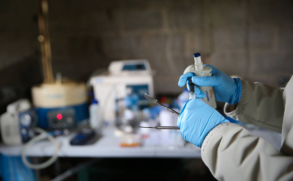 Em laboratório improvisado, pesquisadora analisa atividade microbiana e gases-estufa de amostra de solo recém-coletada