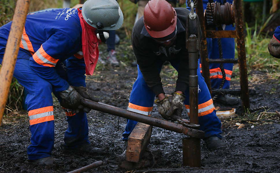 Pesquisadores perfuram um local conhecido como Cratera de Colônia, localizada na regiao de Parelheiros, zona sul de São Paulo