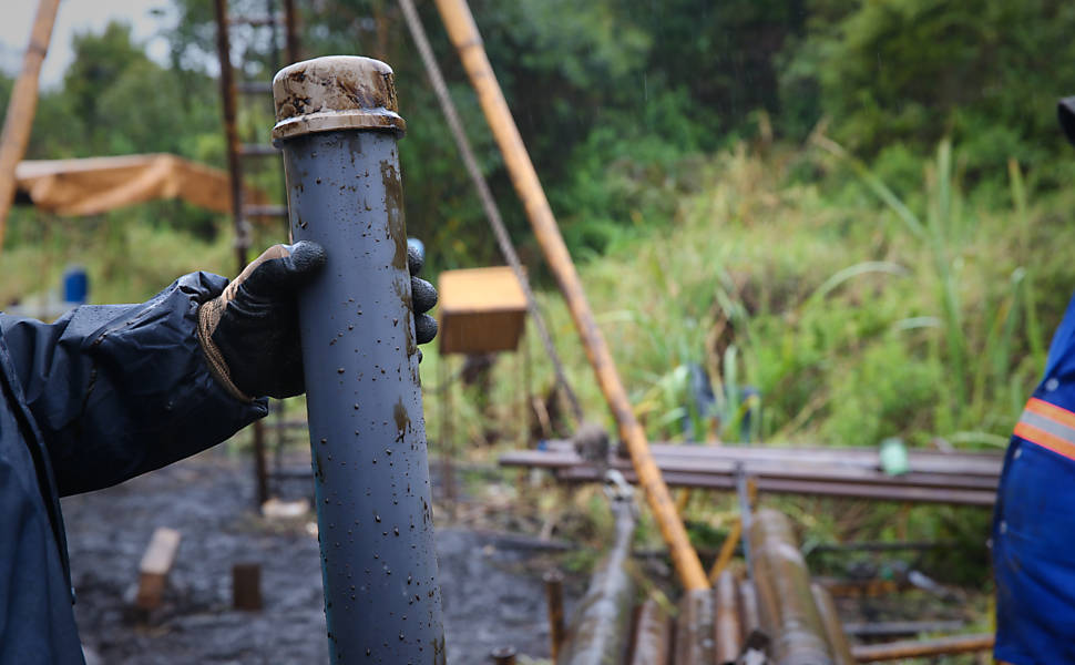 Pesquisadores perfuram um local conhecido como Cratera de Colônia, localizada na regiao de Parelheiros, zona sul de São Paulo