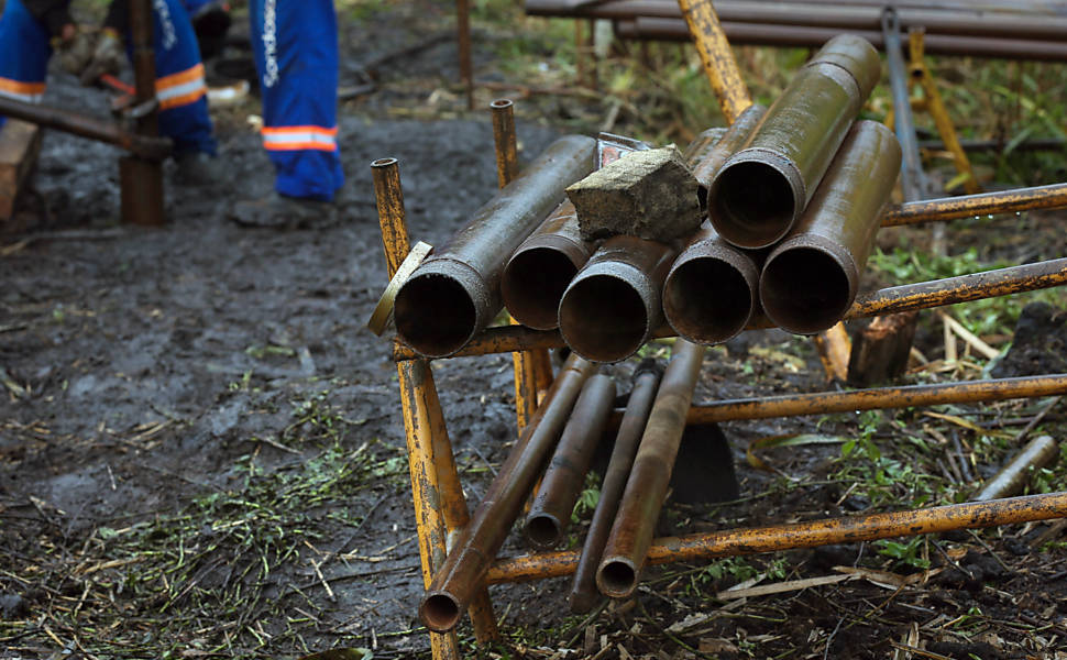 Pesquisadores perfuram um local conhecido como Cratera de Colônia, localizada na regiao de Parelheiros, zona sul de São Paulo.